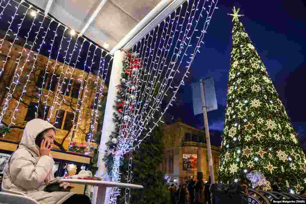 Девушка на фоне «главной» новогодней елки Симферополя