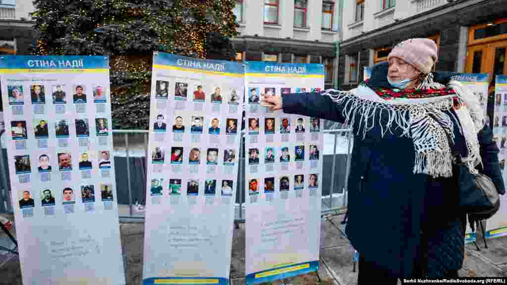 Ядвіга Лозинська показує фото сина Андрія  Лозинського – бійця  93-ї окремої механізованої бригади «Холодний Яр», який зник безвісти у 2014 році, під час виходу з Іловайська