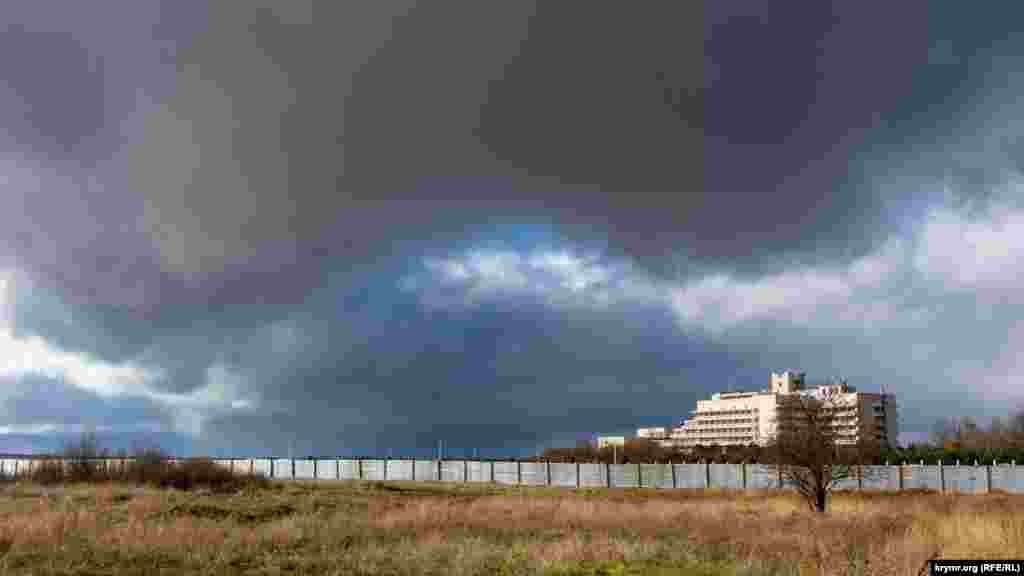 Над санаторием «Сакрополь» собрались свинцовые тучи, чтобы вскоре разразиться дождем и мокрым снегом