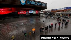 Черга на тестування на COVID-19 біля центру Barclays у Нью-Йорку. У США щодня фіксують рекордну кількість хворих через поширення штаму «омікрон».