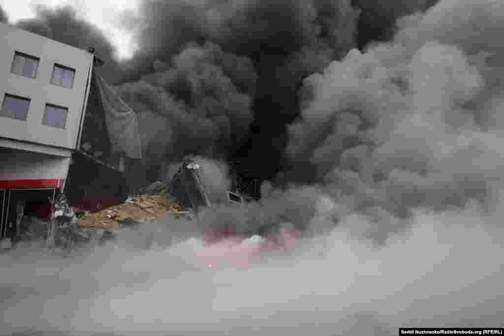 Загоряння відбулось на площі 10 000 квадратних метрів та у 8-поверховій адміністративній будівлі.&nbsp;Село Чайки, Київська область, 3 березня 2022 року