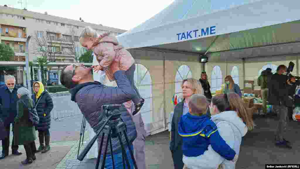 U Crnoj Gori živi više od dvije hiljade Ukrajinaca. Anton je jedan od njih koji sa porodicom živi u Crnoj Gori. Tu je, kaže, na sigurnom. "Ali moja majka je u Ukrajini, u Kijevu, i zbog toga je teško. Nadam se da će izdržati, nadam se da ćemo pobijediti", poručuje Anton za RSE i zahvaljuje Crnogorcima na humanosti.