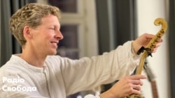 «Кобзарство – спосіб подолати московську пропаганду» – американець, який переїхав в українське село (відео) «Кобзарство – спосіб подолати московську пропаганду» – американець, який переїхав в українське село (відео)