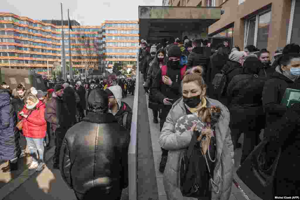 Refugiații ucraineni stau la coadă pentru a depune documentele necesare pentru obținerea permisului de staționare pe teritoriul Republicii Cehe. Până pe 2 martie, aproximativ 20.000 de migranți au ajuns din Ucraina, iar 14.000 s-au înregistrat la poliție până miercuri dimineață. Imagine din 2 martie 2022.   