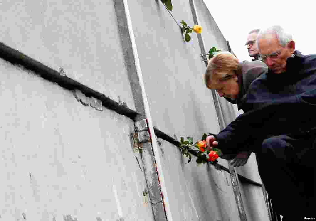 Із нагоди річниці Берлін відвідало багато міжнародних делегацій і офіційних представників. Канцлер Німеччини Анґела Меркель у своєму виступі зазначила, що цінності, на яких заснована Європа, – свобода, демократія, рівність громадян, правова держава і повага до прав людини, – потребують захисту і зараз. Цей день, заявила вона, «особливим чином відображає як найжахливіші, так і найщасливіші моменти німецької історії, цей день нагадує нам про необхідність рішуче протистояти ненависті, расизму й антисемітизму». Канцлер Німеччини мала на увазі історичний збіг. 9 листопада 1989 року відбулося падіння Берлінського муру, а 9 листопада 1938 року в гітлерівській Німеччині пройшли єврейські погроми, після яких, як нагадала Меркель, почалися злочини нацистів проти людяності і Голокост
