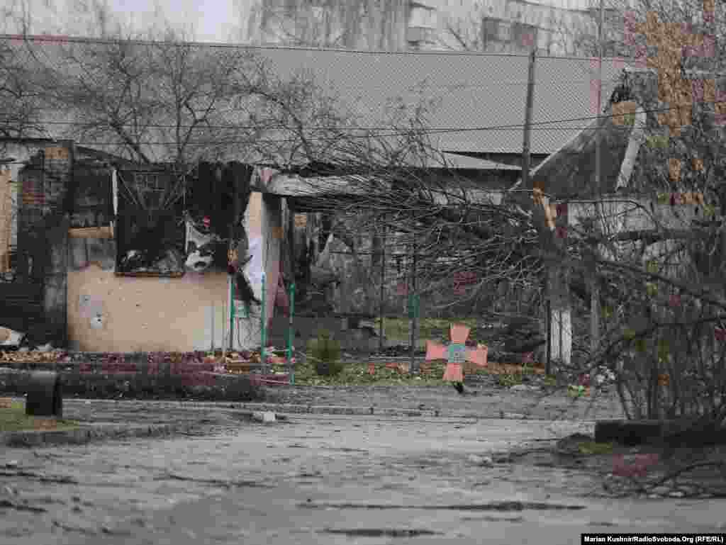 Під завалами будинків у Бородянці можуть перебувати близько 100 людей, їхня доля наразі невідома. Бородянка, Київська область, 3 березня 2022 року  