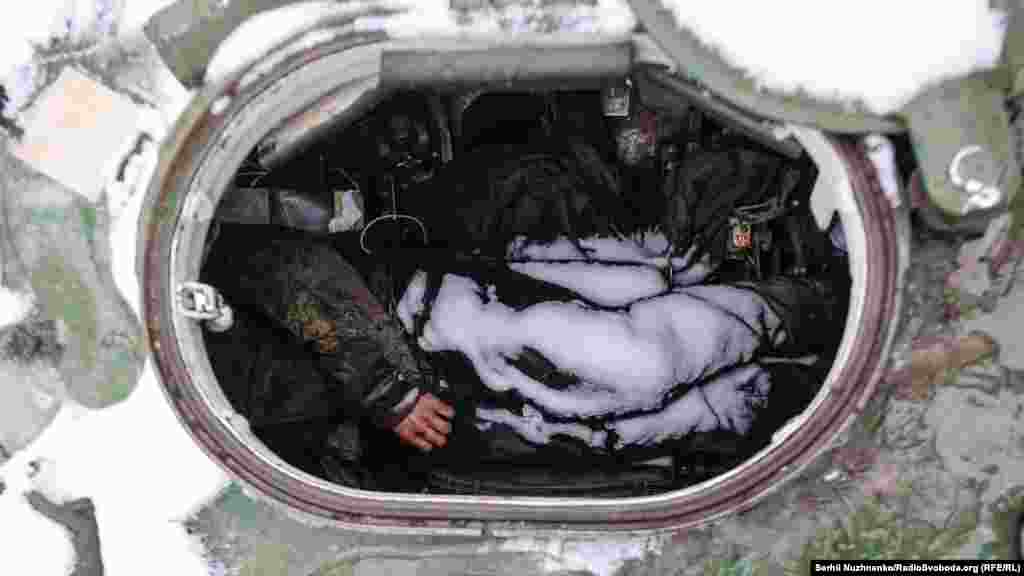 Тіло загиблого військовослужбовця ЗС Росії. Місто Буча, Київська область, 1 березня 2022 року