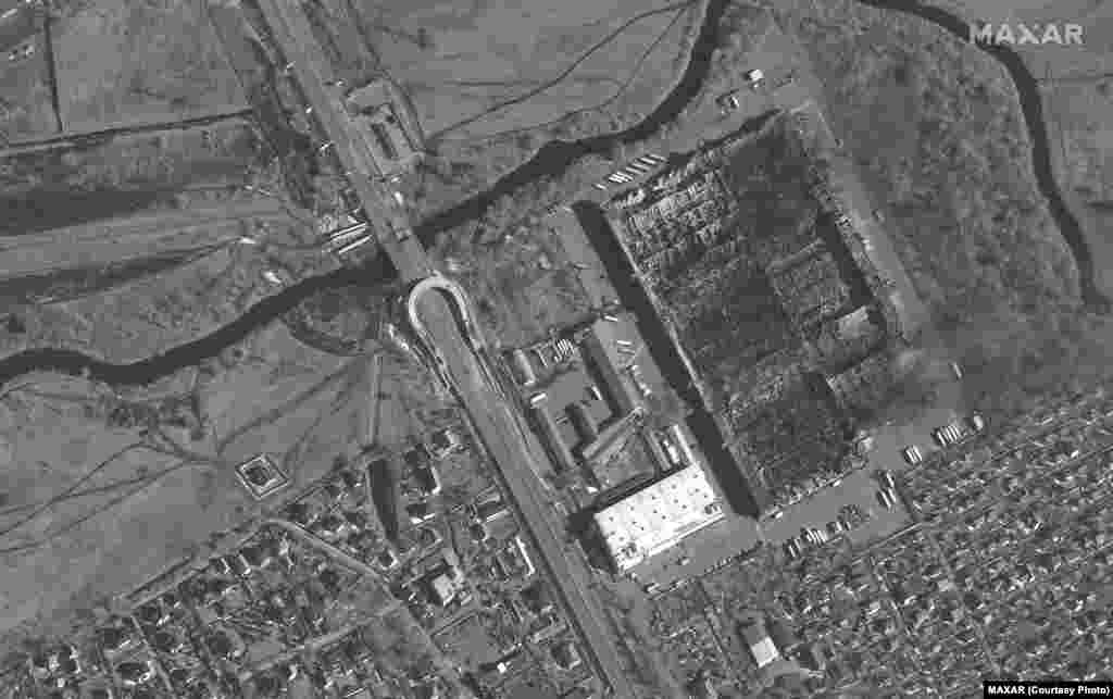 У Стоянці на заході Київської області горить склад. Satellite image ©2022 Maxar Technologies