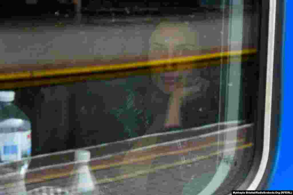 Отримати місце в такому потягу зараз непросто. У деяких випадках люди навіть їдуть стоячи. Одеса, 7 березня 2022 року