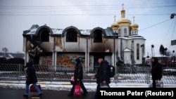 اوکرایني وګړي له کییف سره نېږدې له یوې سیمې د وتلو په حال کې - د مارچ اتمې انځور.