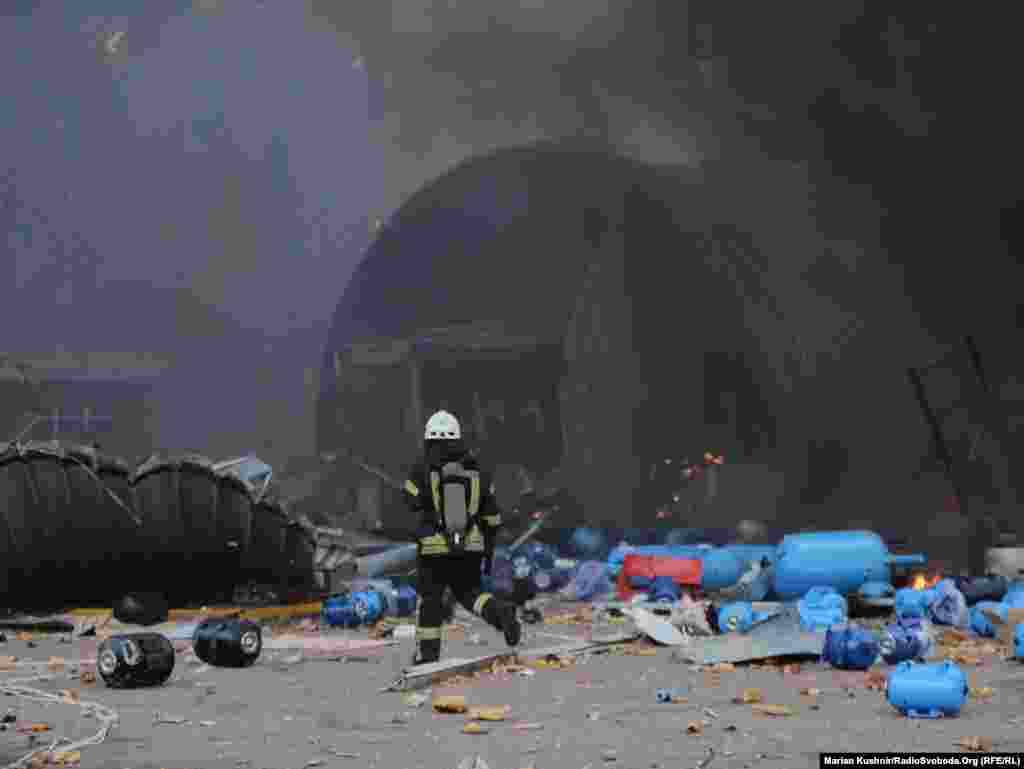 Уламки російської крилатої ракети типу «Калібр» впали на Митний склад під Києвом. Розпочалася пожежа. Калинівка, Київщина, 8 березня 2022 року