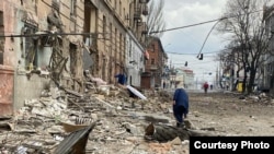 Маріуполь більше тижня перебуває у блокаді. Місто постійно піддається обстрілам. Там немає електрики, опалення, газу та зв'язку