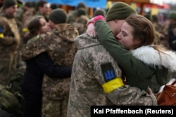 Ольга обіймає свого хлопця, коли вони прощаються перед відправленням Володимира ближче до лінії фронту під час вторгнення Росії до України. Львів, 9 березня 2022 року