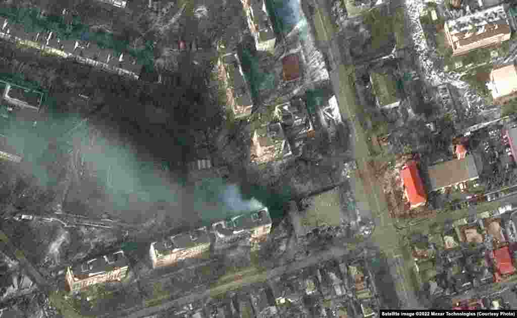 Багатоквартирні будинки на вулиці Зелінського в Маріуполі після російських обстрілів. Satellite image ©2022 Maxar Technologies