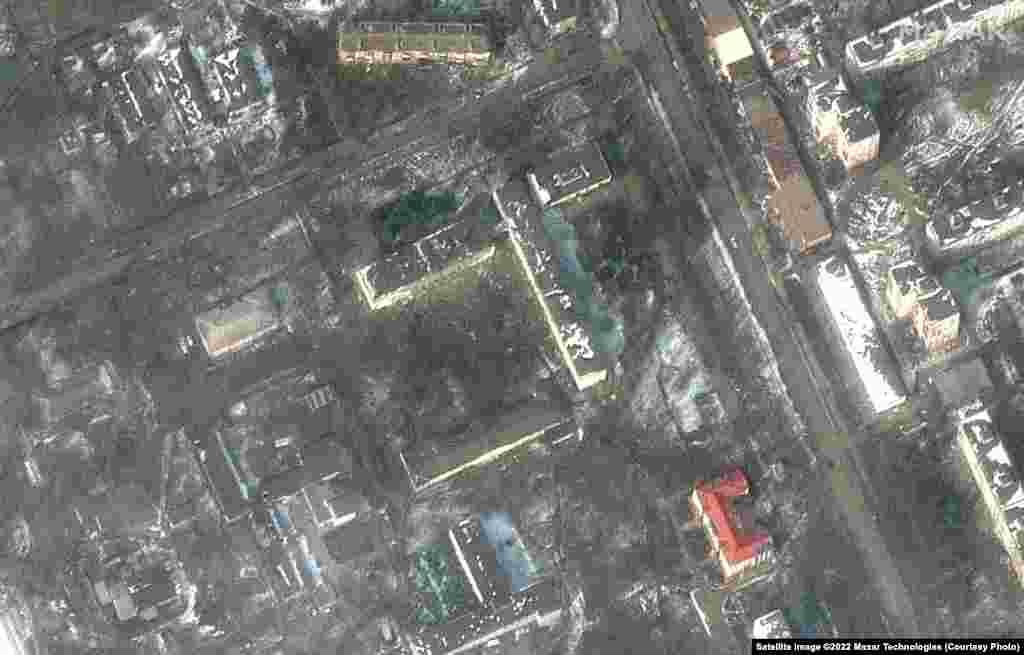 Пошкоджена від російських авіаударів лікарня в Маріуполі. Satellite image ©2022 Maxar Technologies