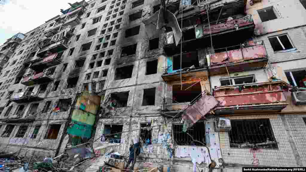 Наслідки потрапляння російської ракети в житловий будинок в Києві. 14 березня 2022 року. Попри твердження Росії, що її ціллю в Україні є військова інфраструктура, Москва продовжує завдавати ударів по цивільних об’єктах в Україні уже третій тиждень