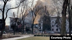 16 березня російські загарбники скинули бомбу на будівлю Драматичного театру Маріуполя на Донеччині, де від обстрілу ховалися сотні жителів міста