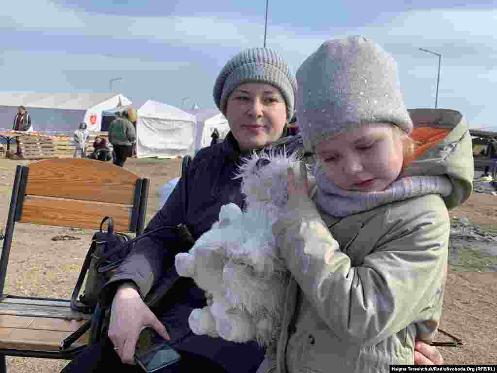 Ірина Шелеґ із 5-річною донькою Владою їде до друзів у Чехію. Жінка з дитиною виїхала «зеленим коридором» із Макарівського району Київщини. Там вони тиждень були без електропостачання і зв'язку, сиділи в підвалі. Виїхала з маленьким пакетиком, а речі дитині купувала вже дорогою. Влада тішиться своєю новою іграшкою – всі її забавки залишились вдома