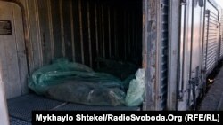 Тіла 12 загиблих російських солдатів у вагоні-рефрижераторі на вокзалі міста Вознесенськ.