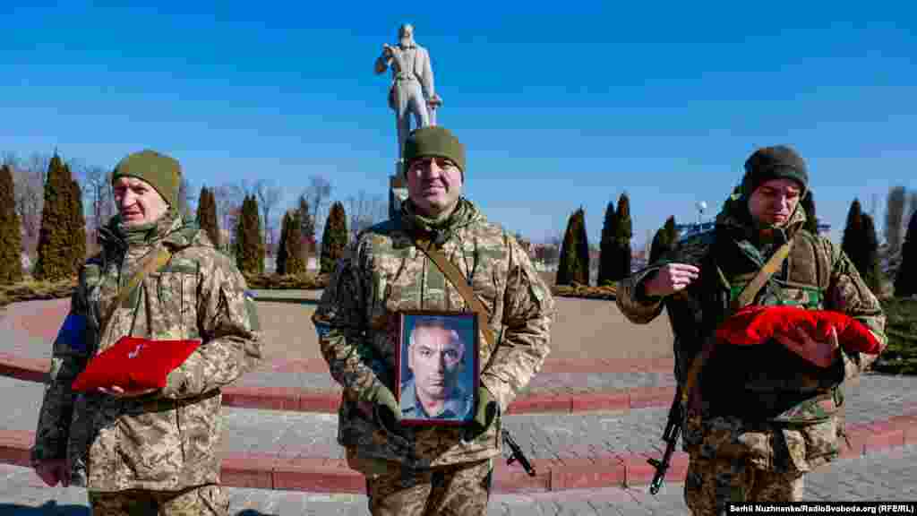 На Луганщину він прибув на підмогу рідному підрозділу, де зазнав поранення, не сумісне із життям. Київська область, 15 березня 2022 року  