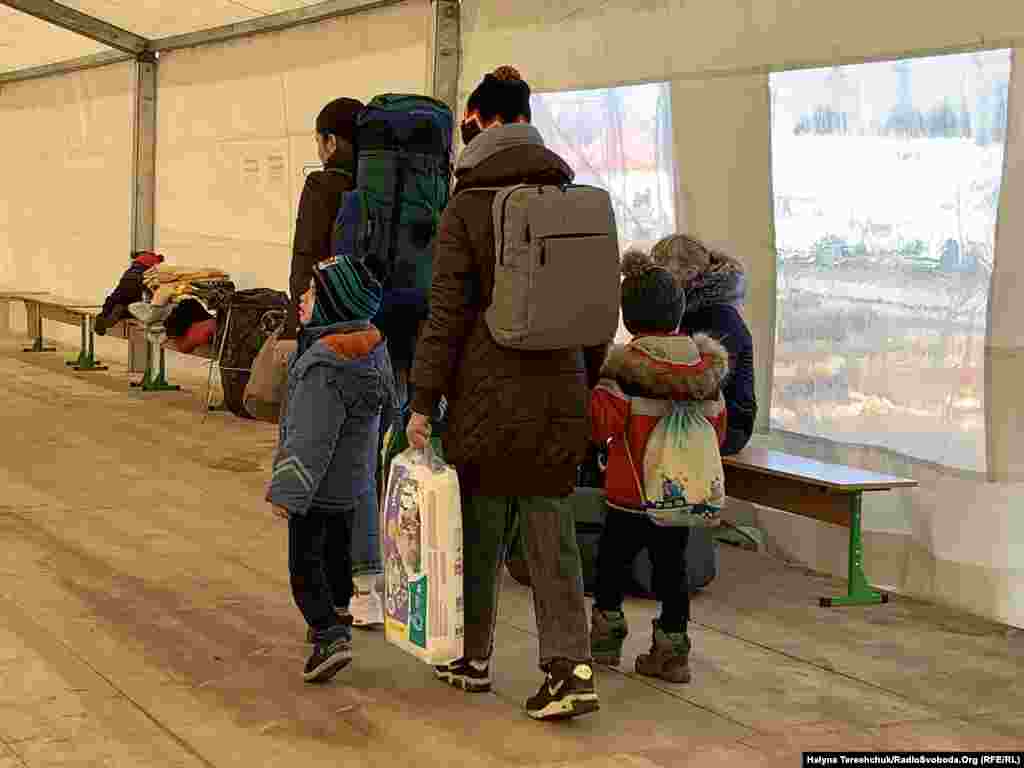 Люди втікають від війни з мінімумом речей – тим, що встигли взяти