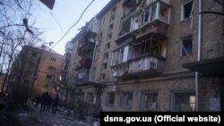 Загоряння в п’ятиповерхівці сталося з 1 по 3 поверхи, рятувальники евакуювали майже сотню людей