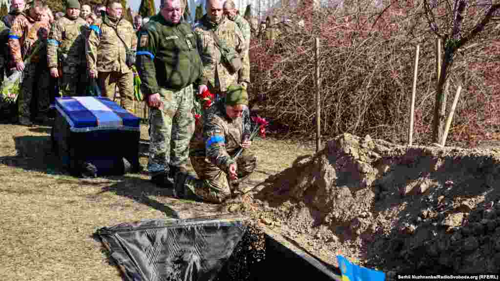 Прощання з полковником ЗСУ Валерієм Гудзем, який загинув внаслідок атаки російських військ на Луганщині. Київська область, 15 березня 2022 року