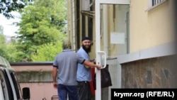 Марлен Асанов йде на засідання суду підконтрольного Кремлю суду в Сімферополі, 20 червня 2019 року