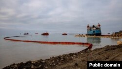 Кормовая часть танкера "Волгонефть-239" на мели у мыса Панагия в Темрюкском районе Краснодарского края