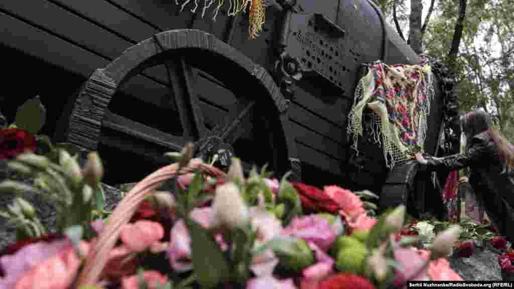 Учасниця акції пам'яті пов'язує циганську хустку, як символ пам'яті про безневинних жертв