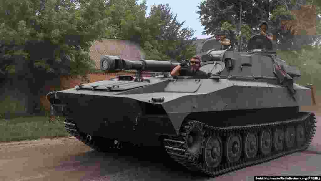 На підтримку піхоті і танкістам їдуть САУ (самохідні артилерійські установки)