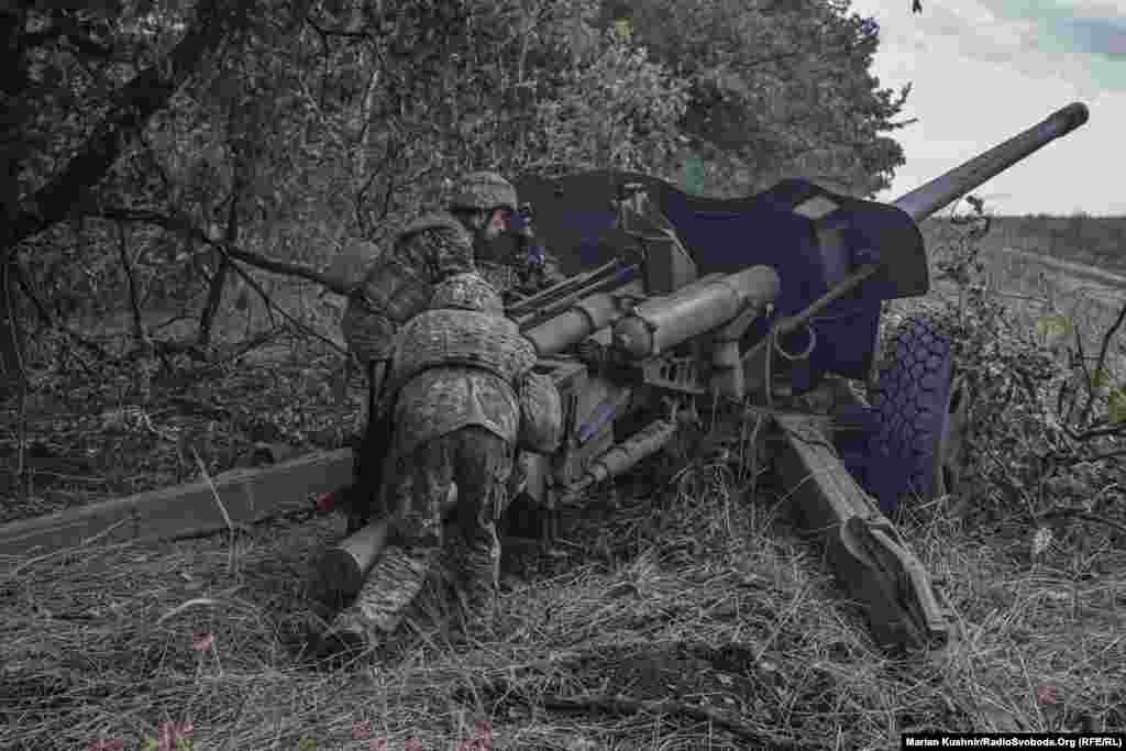 Для противодействия подключается МТ-12 «Рапира» – противотанковая пушка, которая, по словам артиллеристов, нередко ведет достаточно точный огонь по цели.