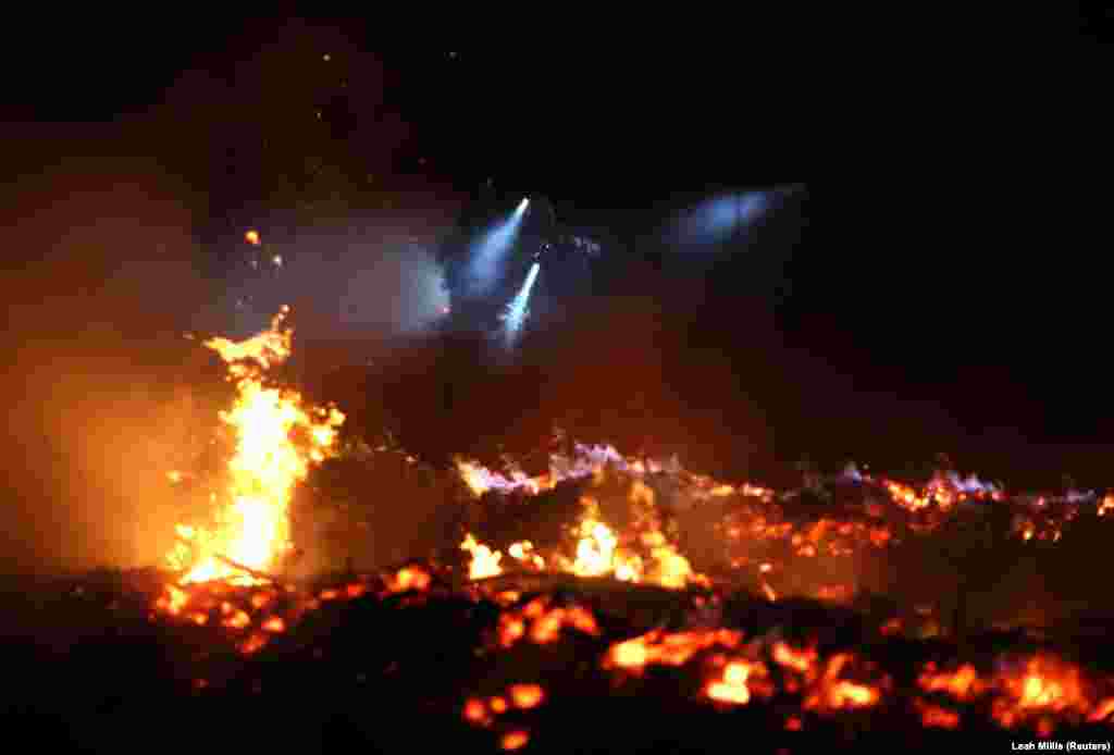 Пожежники всередині складу гасять пожежу, яку спричинив російський обстріл, Харків, 1 липня 2022 року