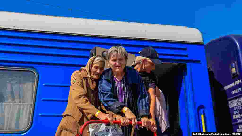 За інформацією Мінреінтеграції, за перший тиждень обов’язкової евакуації з Донеччини вивезли понад дві тисячі людей.