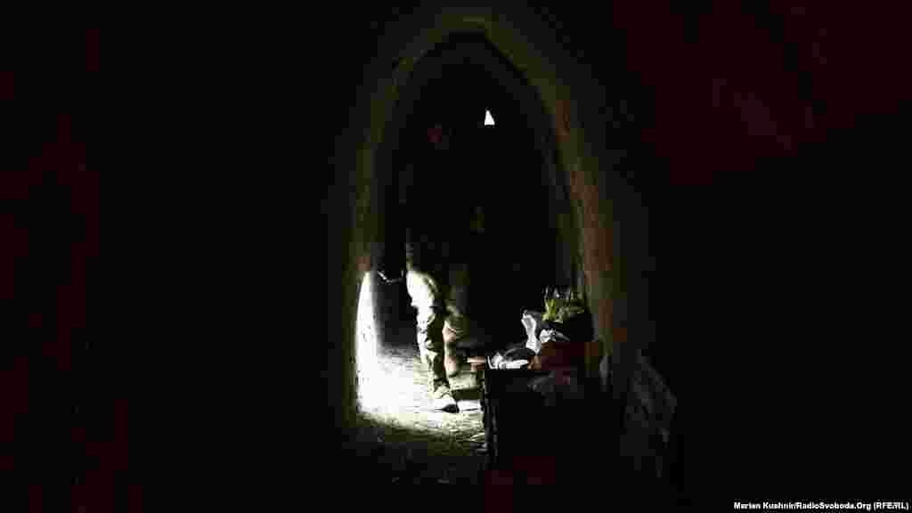 Перед тим, як отримати цілі, куди потрібно &laquo;відпрацювати&raquo; мінометом, бійці заходять у безпечне місце. Укриття, яке вдалося віднайти біля облаштованої позиції