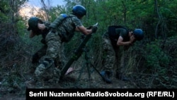 Військові ЗСУ Збройних сил України на передових позиціях в Донецькій області, біля Бахмута, ведуть вогонь із міномета калібру 82 міліметри