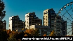 Вид на парк Кырлай и ближайший к нему ЖК осенью 2021 года. Территория ещё буквально утопает в зелени.