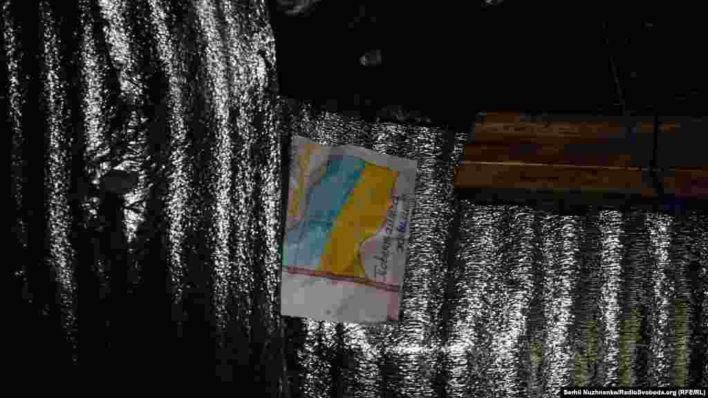 Дитячий малюнок із державним прапором в одному із укриттів військовослужбовців ЗСУ на передовій