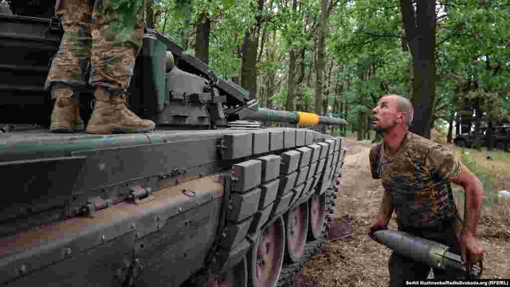 Для цього бойова машина відправляється із вогневої позиції у зону очікування, де уже є боєкомплект. Там заряджають танки
