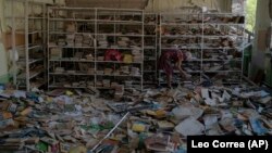 Ілюстраційне фото. Бібліотекарка Раїса Крупченко в бібліотеці школи №23, зруйнованій ракетним ударом, Краматорськ, 27 серпня 2022 року