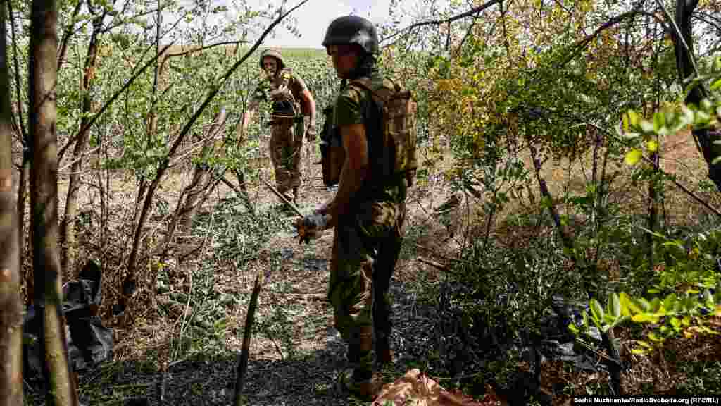 Воєнкори застали бійців ЗСУ в момент в момент роботи по заданій цілі. Все відбувається швидко і злагоджено 