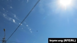 Командувач Повітряних сил України Микола Олещук вказав на карті місця падіння російських літаків, яких вранці 17 лютого знищили Сили оборони