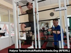 Заняття Валентина Степаненка з реабілітологом