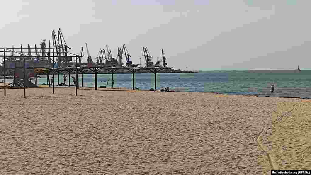 Порожній пляж поруч з портом 