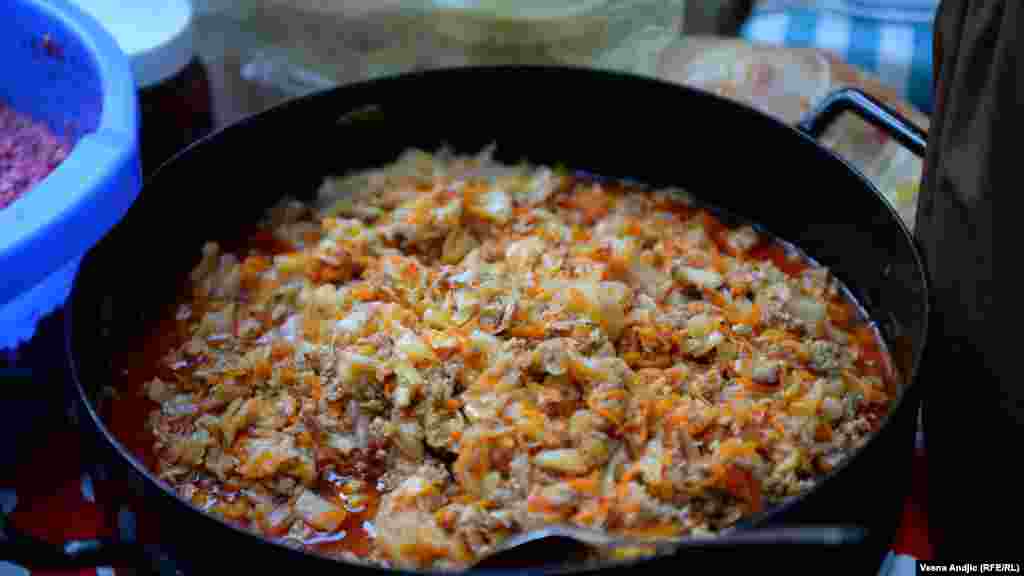 Tradicionalnim ukrajinskim jelima, antiratni aktivisti žele da simbolično obeleže navršavanje šest meseci od početka rata i da najave predstojeći Dan nezavisnosti Ukrajine koji se obeležava 24. avgusta.