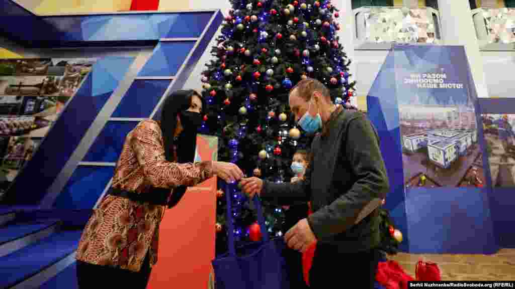 Кожен отримав вітальну листівку і подарунки від волонтерів