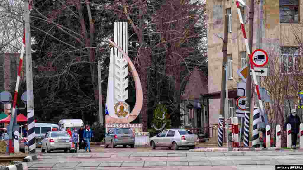 Ближайший к переезду объект – админкорпус не работающей в течение последних девяти лет орденоносной птицефабрики «Южная»