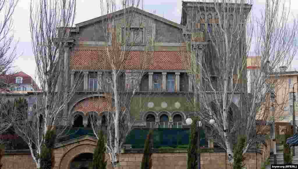 Дача «Виктория» — это комплекс памятников местного значения. Состоит из главного и гостевого корпусов, а также ограждения и малых архитектурных форм. «Виктория» построена в 1914 году в средневековом испано-мавританском стиле по проекту известного ялтинского архитектора Николая Краснова – автора проекта Ливадийского дворца.Сегодня дача находится в собственности частных инвесторов, а ее пристройка принадлежит санаторию «Восход»