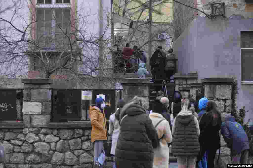 U Srbiji je visoko prenosivi omikron soj potvrđen 23. decembra. Krizni štab, međutim na poslednjoj sednici 28. decembra 2021. odlučio je da nisu potrebne dodatne epidemiološke mere uoči praznika. Red ispred Covid ambulante u opštini Voždovac. Beograd, 5. januar 2022. 