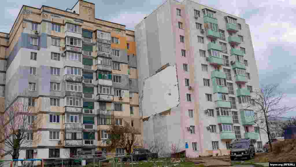 С утепленным пенопластом фасадом этой 10-этажки, вероятно, «поработал» ураганный ветер